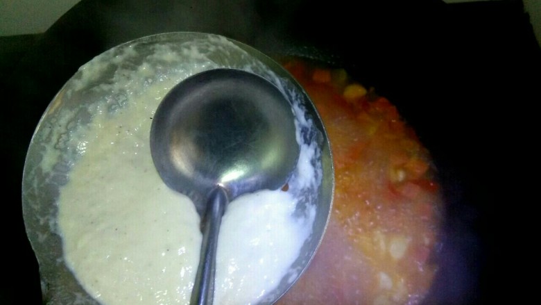 西红柿珍珠汤,把调好的面糊倒在漏勺上,用小勺在上面压挤,使面糊从漏勺漏下,待小疙瘩成形后轻轻推动,以免粘锅