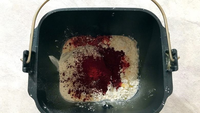 吃掉一朵花~花团锦簇盘丝卷(一次发酵),将所有材料放进面包桶内,想成品颜色深一点就放3g红曲粉,想浅一点就放2g,随你自己喜欢