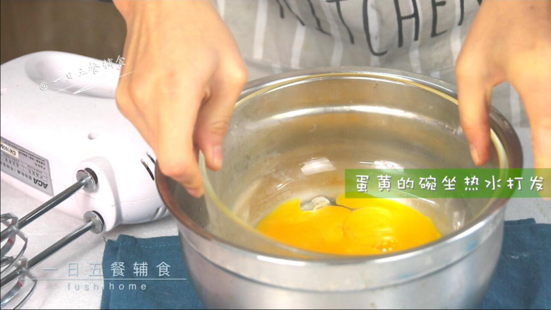 蛋黄米糕,蛋黄的碗坐热水打发。柚妈是在打蛋盆里加了热水,蛋黄碗坐在热水里,请注意水不要漫过碗哦。
>>打发蛋黄比打发蛋黄时间要长点,坐在热水里更易打发,不管冬天还是夏天,都是这样哦。