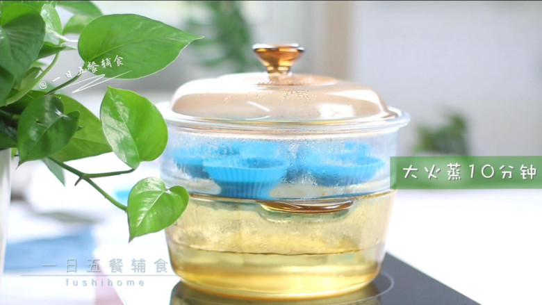 蛋黄米糕,这是蒸锅的水也烧开了,大火蒸10分钟,焖2分钟取出来。