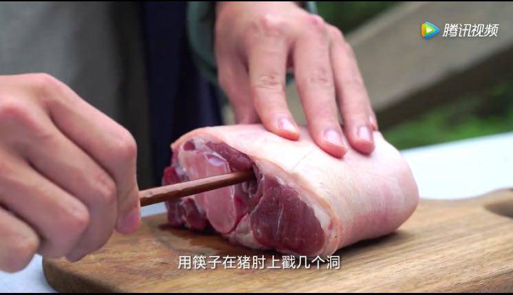 【唐风宋韵】苏东坡最爱这道菜 只因有亡妻的味道,将猪肘洗净、退毛，用筷子戳洞入味，放入碗中用<a style='color:red;display:inline-block;' href='/shicai/ 899'>花雕酒</a>、少许<a style='color:red;display:inline-block;' href='/shicai/ 692'>酱油</a>调匀，倒入猪肘子腌制半小时