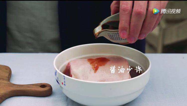 【唐风宋韵】苏东坡最爱这道菜 只因有亡妻的味道,取一砂锅加入5两花雕酒、2两<a style='color:red;display:inline-block;' href='/shicai/ 866'>冰糖</a>，放入肘子，加入<a style='color:red;display:inline-block;' href='/shicai/ 695'>八角</a>、<a style='color:red;display:inline-block;' href='/shicai/ 710'>桂皮</a>，待烧开后加入2两<a style='color:red;display:inline-block;' href='/shicai/ 869'>白砂糖</a>、酱油盖上锅盖，以文火（黄豆大小的火苗）焖煮6小时，闷煮完蒸制1小时