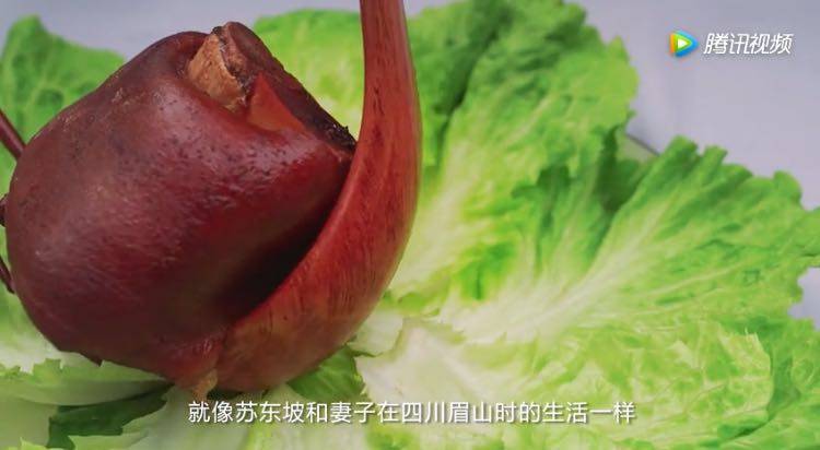 【唐风宋韵】苏东坡最爱这道菜 只因有亡妻的味道,将<a style='color:red;display:inline-block;' href='/shicai/ 121'>生菜</a>洗净,铺满盘底,放上肘子,待汤汁黏稠淋于肘子表面