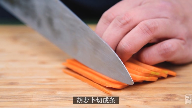 青木瓜虾仁沙拉,木瓜先切片后切条,<a style='color:red;display:inline-block;' href='/shicai/ 25'>胡萝卜</a>切条。