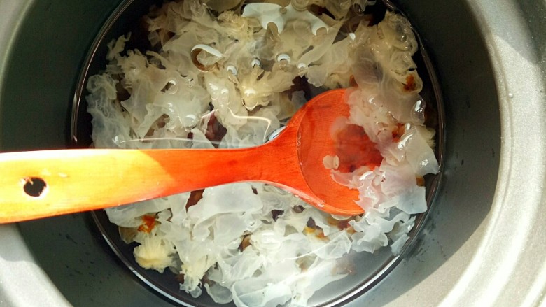 桃胶皂角米银耳奶羹,把桃胶、皂角米、银耳、冰糖倒入砂锅,小火炖1.5个小时,炖的期间要用勺子搅拌,以防糊锅