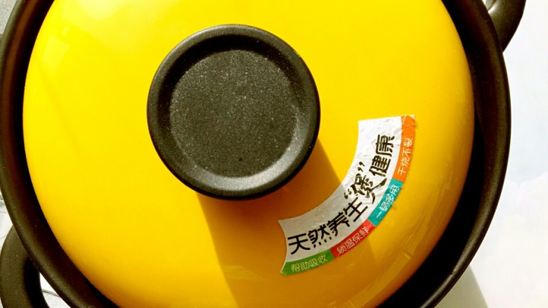 桃胶皂角米银耳奶羹,出锅前倒入枸杞、红枣片、牛奶,煮开即可食用,满满的牛奶香和口感细腻的胶原蛋白,每天一碗皮肤会越来越好哦!