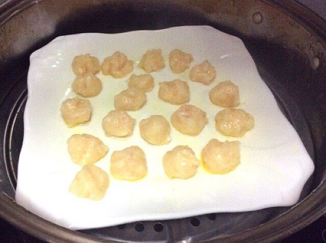 圆土豆+鱼馅土豆丸子,挤出小丸子摆盘中,水开后蒸3分钟
