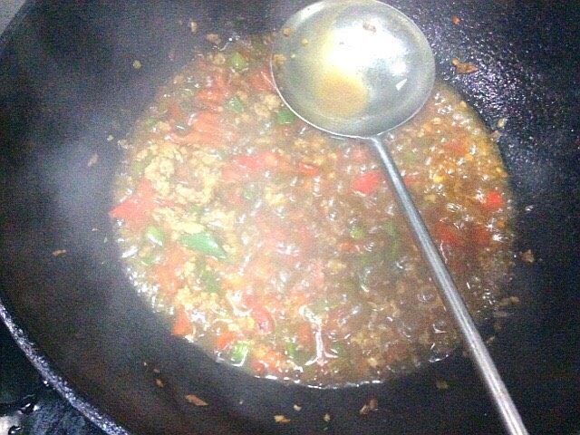 圆土豆+鱼馅土豆丸子,倒入芡汁,起泡后,淋入盘中的丸子上