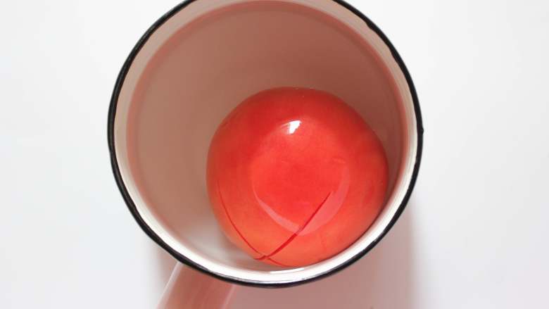 番茄小软饼(适合9个月龄以上的宝宝),<a style='color:red;display:inline-block;' href='/shicai/ 59'>番茄</a>切十字,用开水汆烫