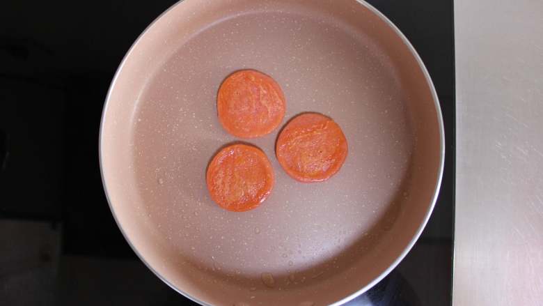 番茄小软饼(适合9个月龄以上的宝宝),取一不粘平底锅,用勺子挖一勺放入锅里摊成宝宝手掌大小的小圆饼