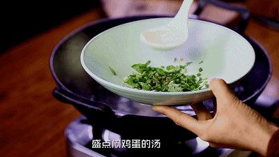 高汤鸡蛋面,鸡蛋差不多焖好了,捞出备用,盛点焖鸡蛋的汤倒入刚才调好料的面碗