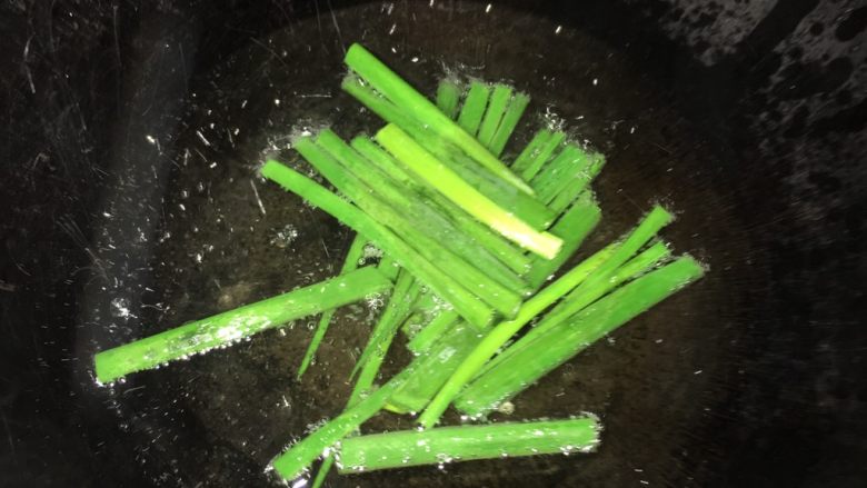 家庭版蟹煲,具体做法 冷油下葱 小火熬出香味
