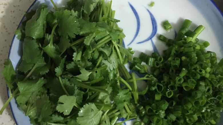 家庭版蟹煲,香菜切段葱分2部分一部分熬葱油一部分切末