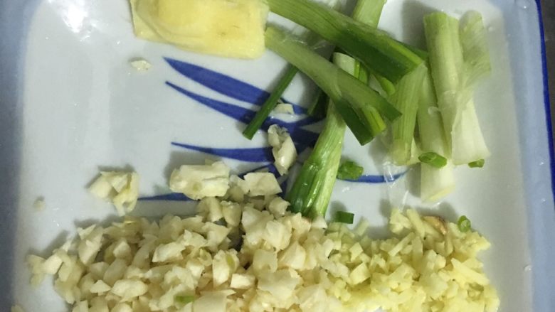 家庭版蟹煲,生姜切片 和末 大蒜末 葱段