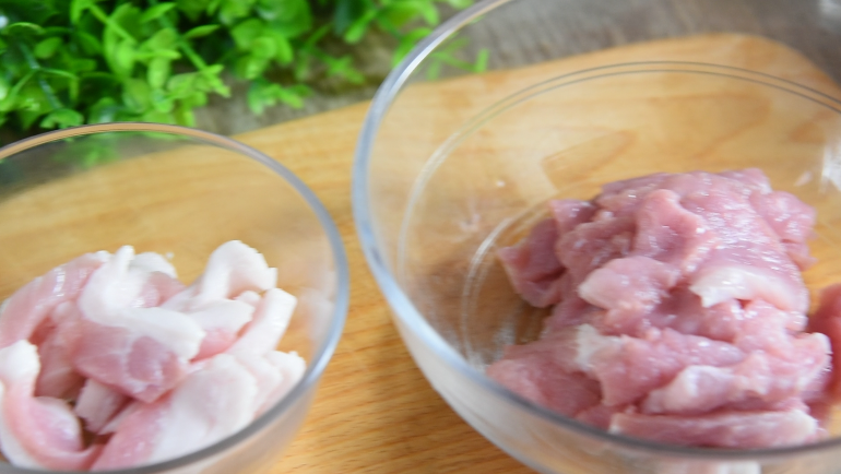大厨秘诀:如何做家常小炒肉,肥肉部分去皮,切片备用,瘦肉部分切薄片备用