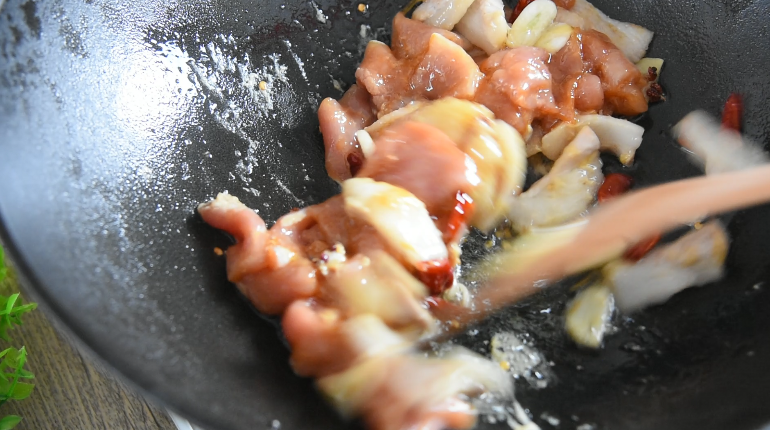 大厨秘诀:如何做家常小炒肉,再下瘦肉炒至七八分熟
