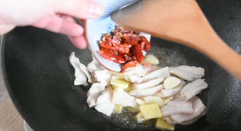 大厨秘诀:如何做家常小炒肉,倒入干辣椒、姜蒜片炒香
