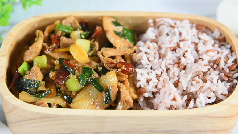大厨秘诀:如何做家常小炒肉,撒入少许盐调味,快炒30秒即可出锅
