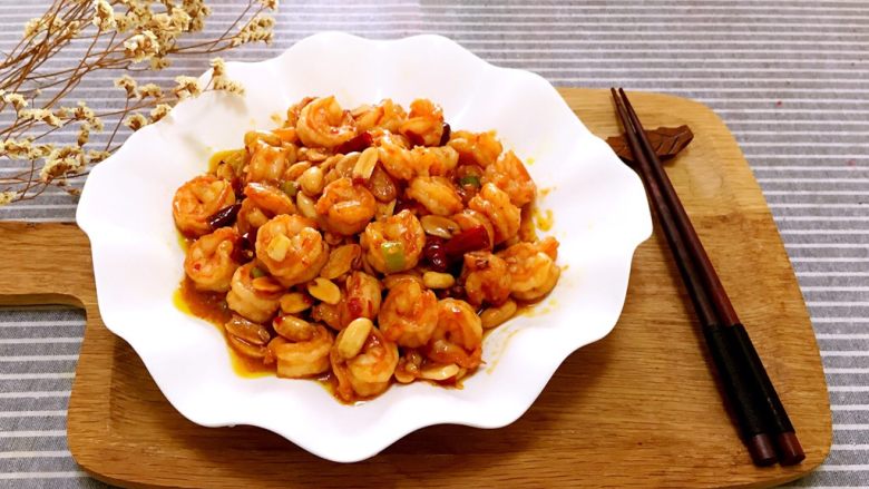 宫保虾仁,炒好的虾仁装盘即可。酸甜可口,色香味俱佳。