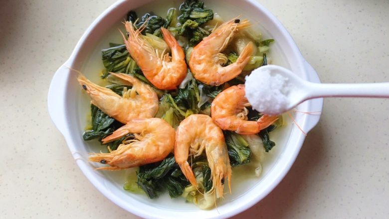 虾干冬腌菜,撒一点盐,撒多少按腌菜的咸淡度决定
