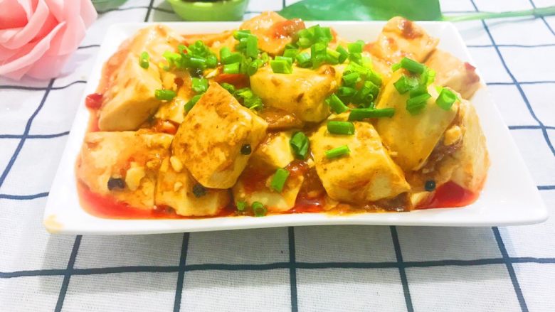 家常版麻婆豆腐,装盘撒入葱花