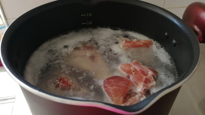 冬瓜桂圆大枣排骨汤,水烧开把猪脊骨焯一下