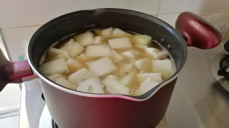 冬瓜桂圆大枣排骨汤,加冬瓜炖10分钟,加点盐。