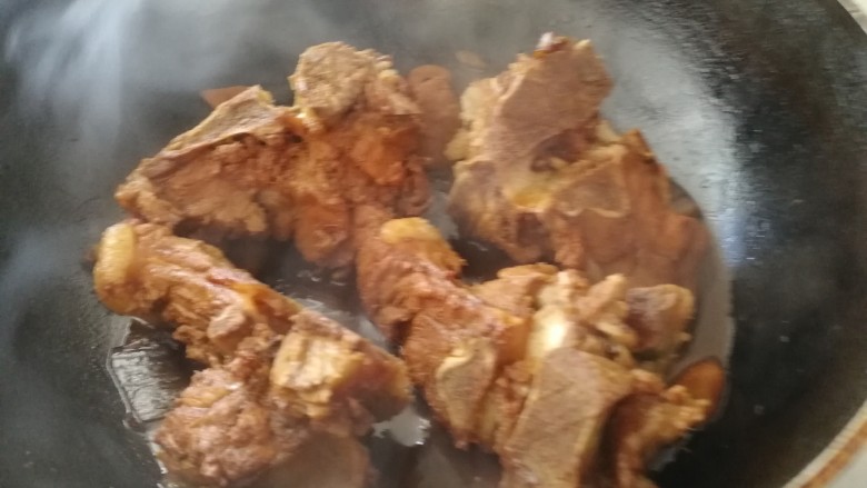 冬瓜桂圆大枣排骨汤,加盐,加一小碗水,中火焖几分钟至汤干锅,猪脊骨上色。