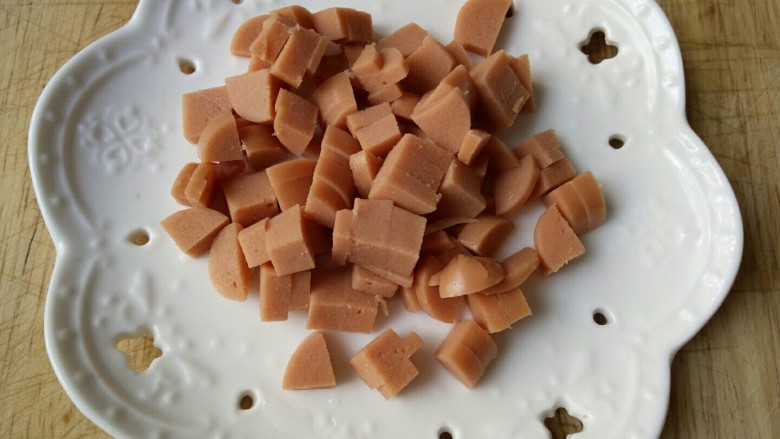 圆土豆+肉末火腿丁土豆泥,切好火腿丁备用