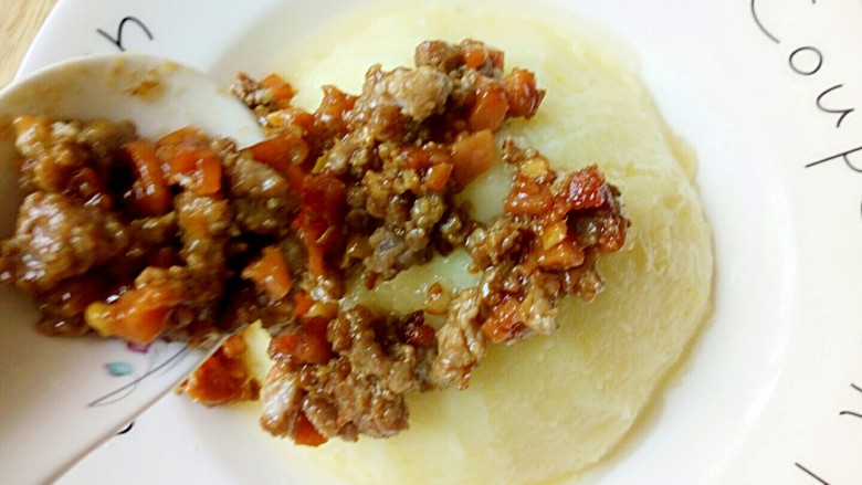 圆土豆+肉末火腿丁土豆泥,肉末淋到土豆泥上