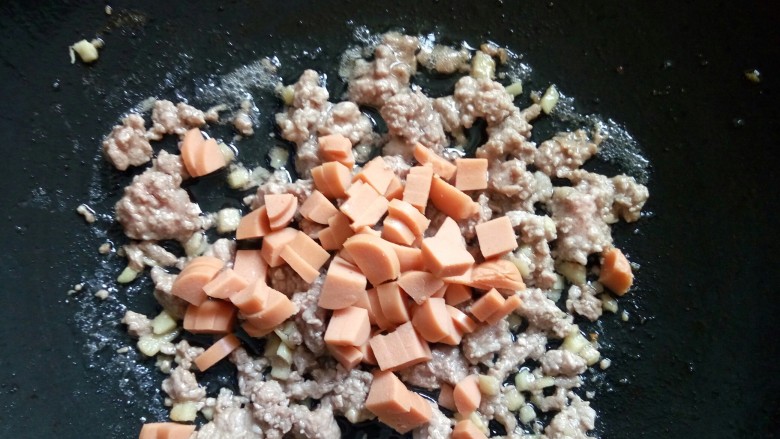 圆土豆+肉末火腿丁土豆泥,加入火腿肠丁一起炒