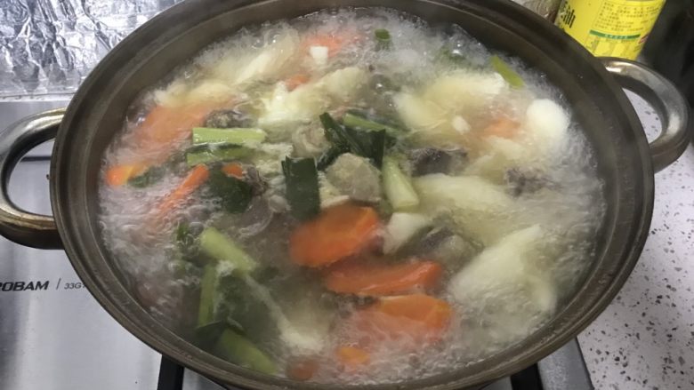 胡萝卜山药炖羊肉汤,炖至锅内食材熟透,给盐调味
