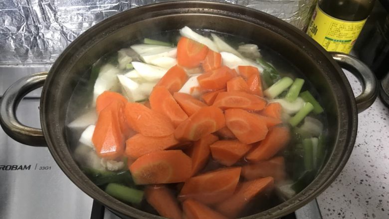 胡萝卜山药炖羊肉汤,待到羊肉七分熟后,下入胡萝卜,山药,继续中火炖煮