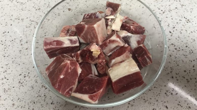 胡萝卜山药炖羊肉汤,羊腿清洗干净,剁成块状,备用