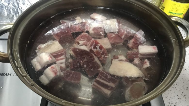 胡萝卜山药炖羊肉汤,冷水下锅，大火