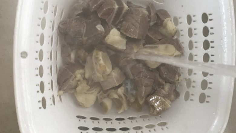 胡萝卜山药炖羊肉汤,沥出羊肉,用热水冲洗干净表面的浮沫,水沥干净