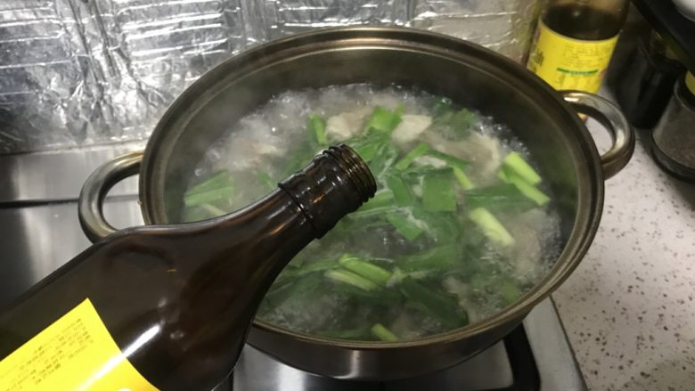 胡萝卜山药炖羊肉汤,水开后,倒入料酒,转中火炖煮