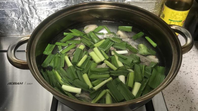 胡萝卜山药炖羊肉汤,重新入锅,添加没过羊肉的热水,下蒜姜,大火煮开
