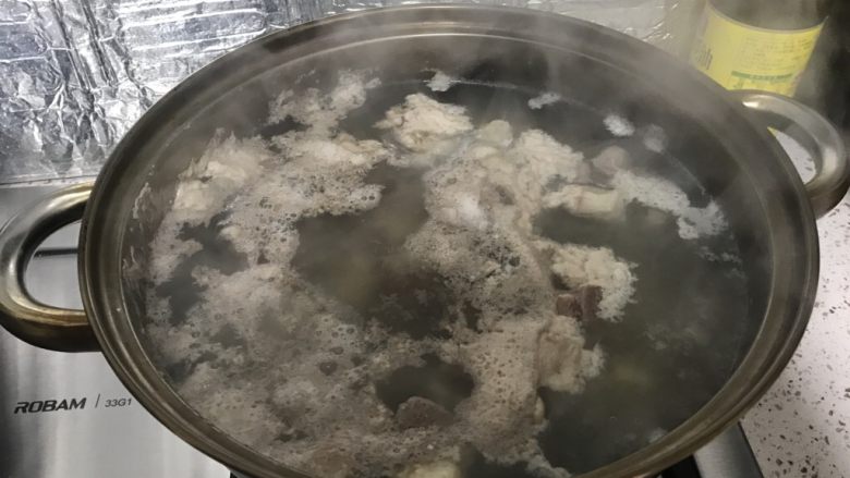 胡萝卜山药炖羊肉汤,水开后,充分去除血水和杂质