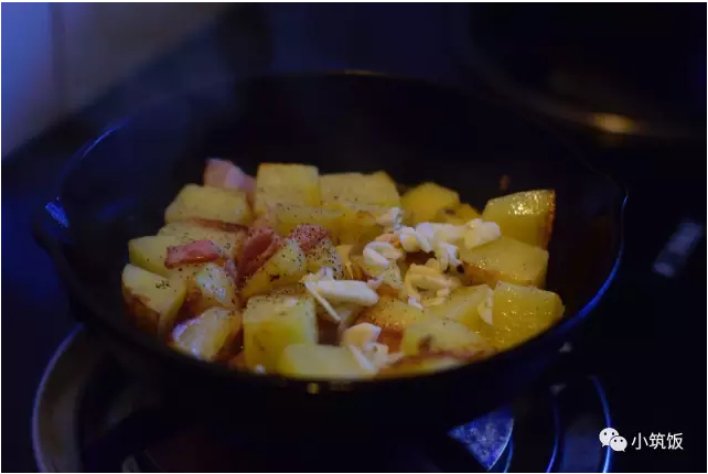 圆土豆+补钾利器之香煎土豆培根,第二面也煎金黄后,倒入培根片与蒜末,撒上盐和黑胡椒,翻拌均匀。如果当早餐,可在此时敲入<a style='color:red;display:inline-block;' href='/shicai/ 9'>鸡蛋</a>,不要翻动了。