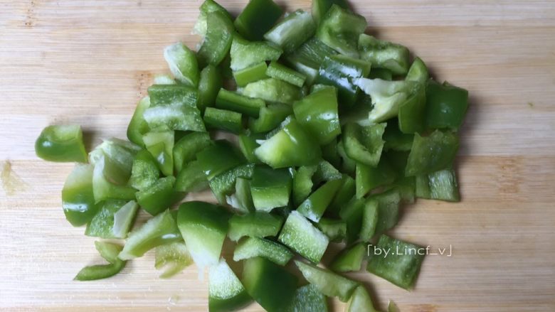 彩椒鸡丁,青菜椒洗净切小方块待用