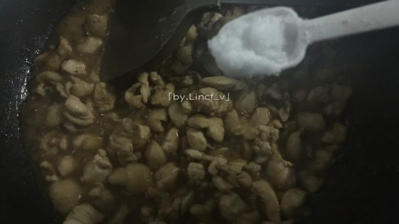 彩椒鸡丁,加入食用盐调味