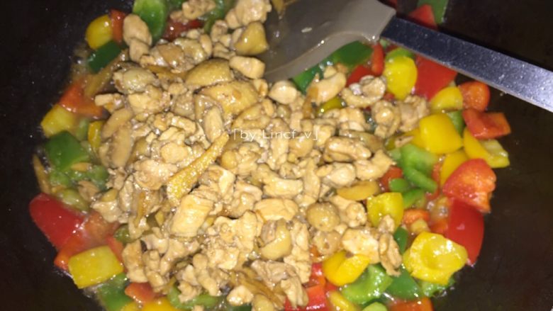 彩椒鸡丁,再倒入炒好的鸡肉丁炒匀炒熟即可出锅