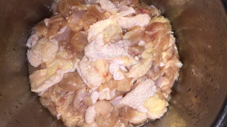 彩椒鸡丁,鸡腿肉切成小丁