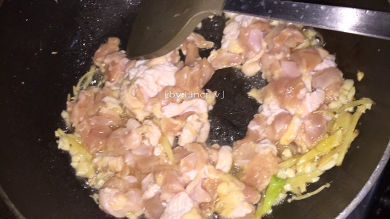 彩椒鸡丁,倒入鸡腿肉丁翻炒至变色