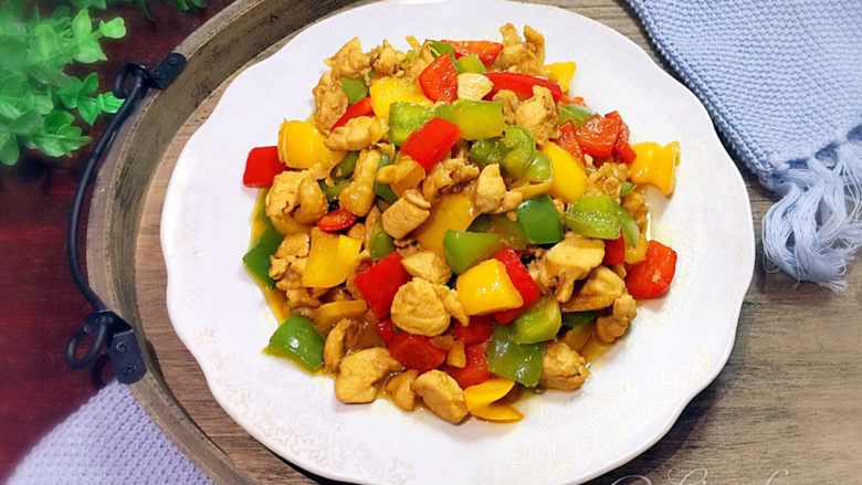 彩椒鸡丁,再倒入炒好的鸡肉丁炒匀炒熟即可出锅
15.完成,成品。