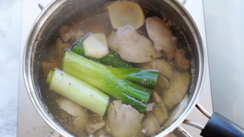 盐水鸡肝,下鸡肝,烧煮10分钟,直至鸡肝没有血水渗出。在烧煮过程中撇沫。烧好后捞出鸡肝。