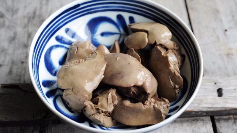 盐水鸡肝,捞出来就能吃啦。如果卤水做的咸,泡的时间可以短一些,反之延长泡制时间。