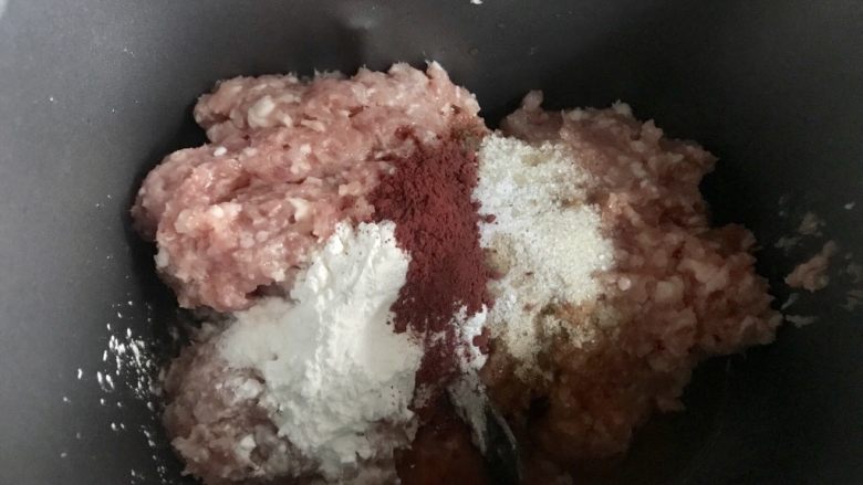 自制台湾烤肠,把所有的料放入面包桶,启动和面程序。