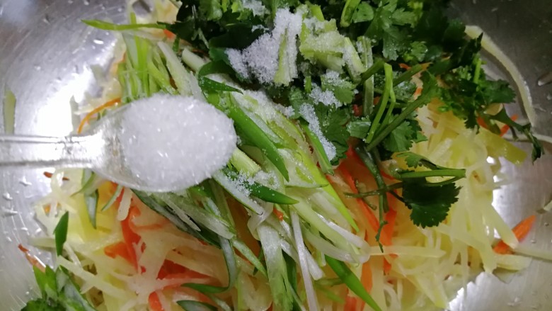 圆土豆+速拌炝土豆丝,一小勺<a style='color:red;display:inline-block;' href='/shicai/ 717'>味精</a>,